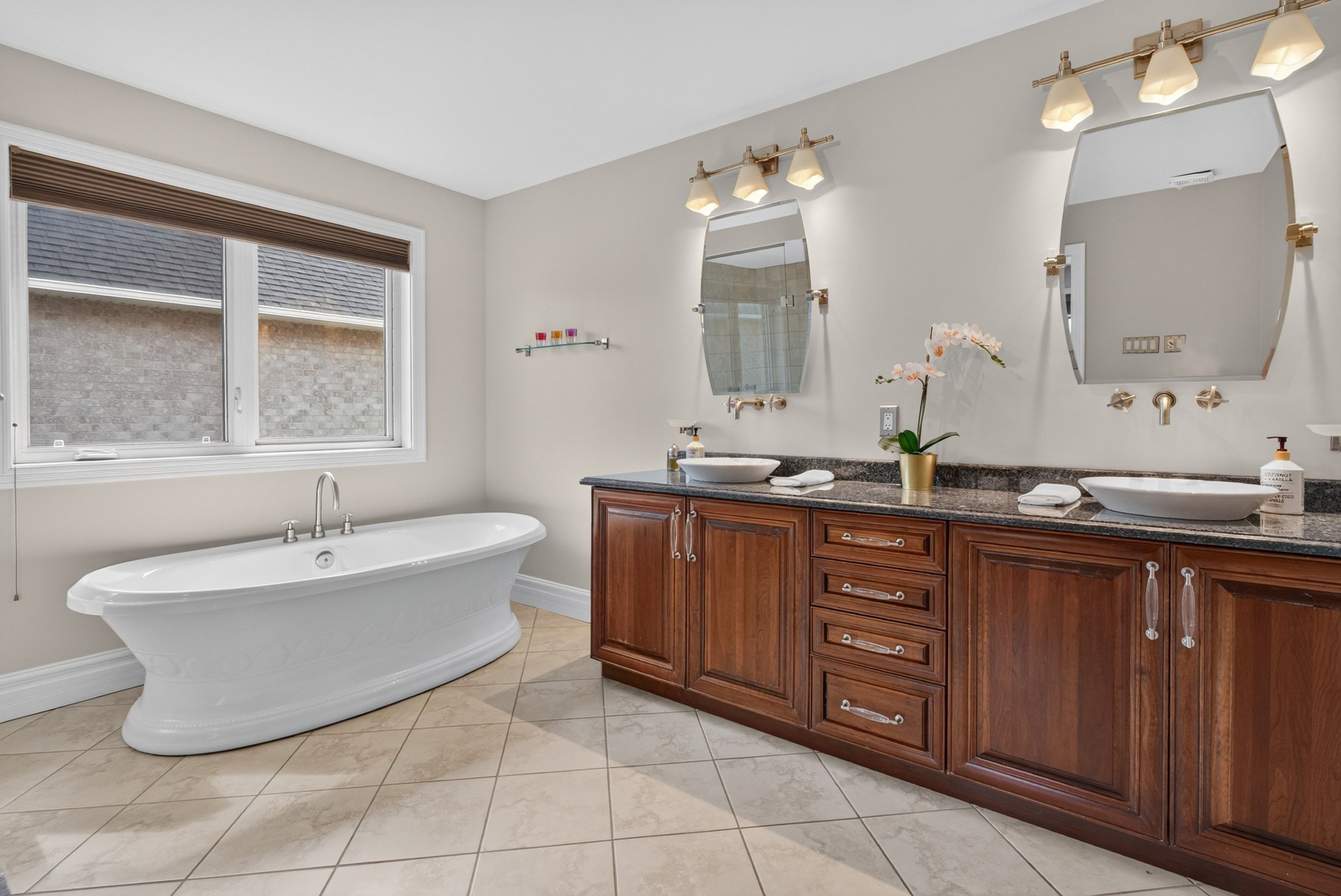 Primary ensuite with freestanding tub