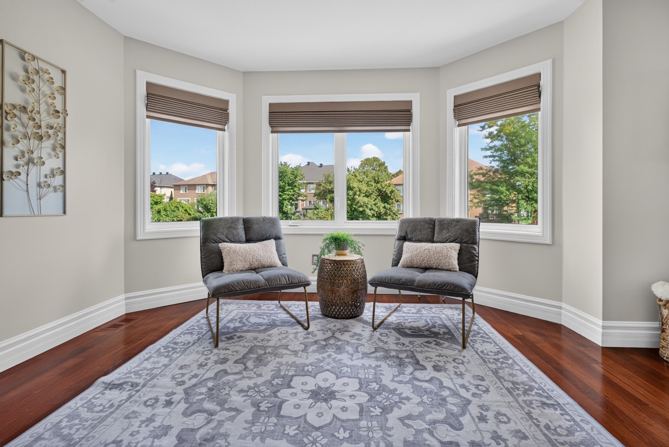 Sitting area in the primary bay window
